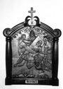 Relief aus dem Kreuzweg in der Friedhofskapelle: III. Gestürzt